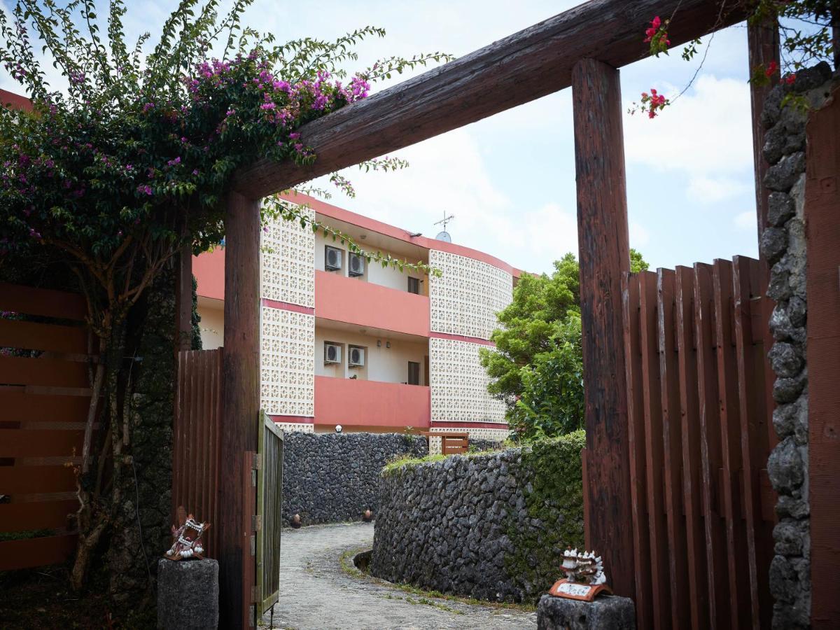 Hotel Murasakimura Yomitan Eksteriør billede